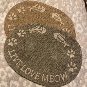 2 Pet food mats